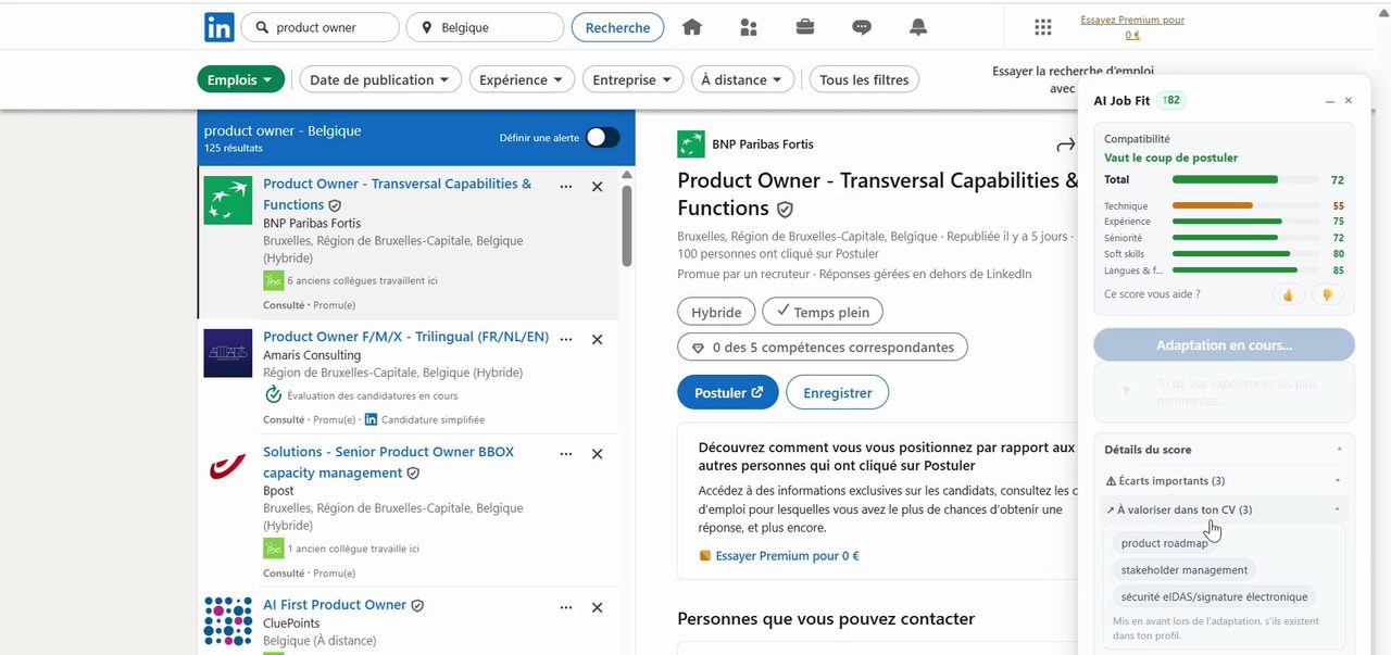 Panneau AI Job Fit sur une offre LinkedIn : score total de 72, détail par critère (technique 55, expérience 75, séniorité 71, soft skills 80, langues 85) et mots-clés à valoriser.